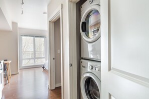 Interior - Blueground | West Bellevue, w/d, nr park (Seattle)