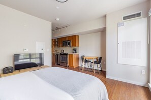 Iron/ironing board, WiFi, bed sheets - Blueground | West Bellevue, w/d, nr park (Seattle)