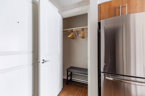 Interior - Blueground | West Bellevue, w/d, nr park (Seattle)