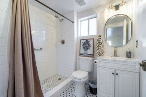 Dusche, Haartrockner, Handtücher, Seife