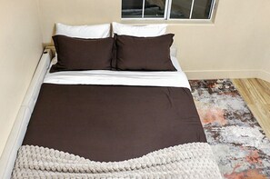 3 bedrooms, iron/ironing board, WiFi, bed sheets