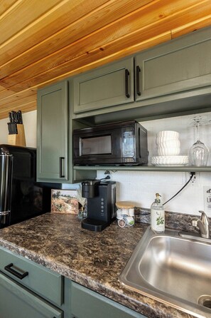 Kjøleskap, mikrobølgeovn, kaffetrakter/tekoker og brødrister