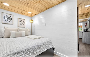 1 bedroom, WiFi, bed sheets - Modern Tiny Home w/ Hot Tub Retreat (Jasonville)