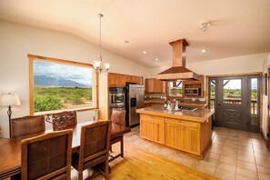 Private kitchen - High Desert Oasis, 360 mountain views, close proximity to Bisbee and Tombstone (Hereford)