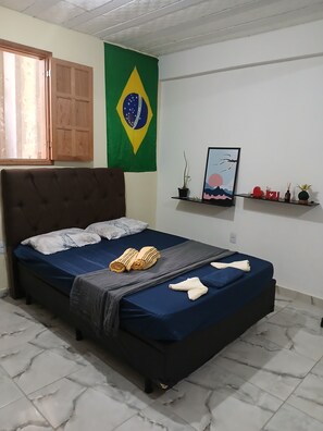 1 bedroom, desk, WiFi, bed sheets - Stay in downtown Rio. (Rio de Janeiro)