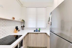 Réfrigérateur, micro-ondes, cafetière/bouilloire, grille-pain