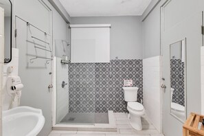 A bathroom with a shower, toilet, and sink. - Bright Apartment in Miramar with Equipped Bathroom and Prime Location (San Juan)