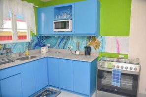 Een koelkast, een microgolfoven, een oven, een kookplaat