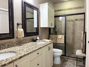 Dusche, Handtücher, Seife, Toilettenpapier