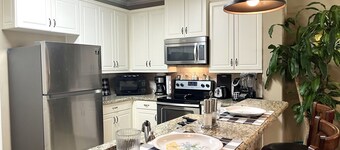 KING SUITE. 2BR/2Bath. Sleeps 6