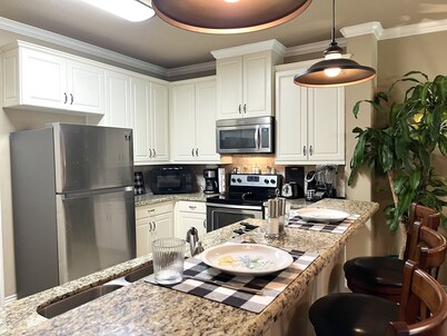 KING SUITE. 2BR/2Bath. Sleeps 6