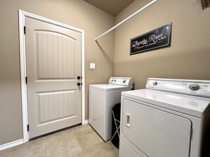 Interior - KING SUITE. 2BR/2Bath. Sleeps 6 (College Station)