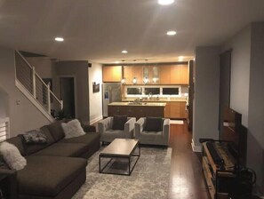 Living area - Charming 3-bedroom townhome with rooftop patio and Nextdoor gym in Indianapolis (Indianapolis)