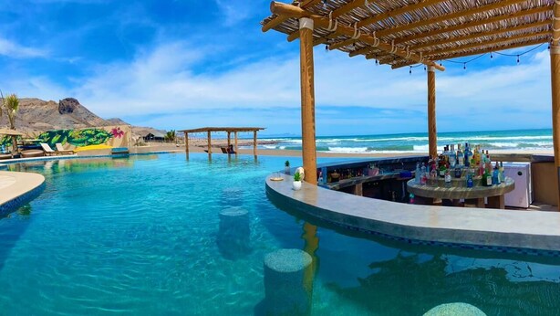 Bar en milieu de piscine