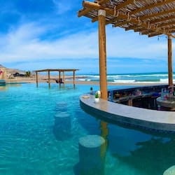 Bar en milieu de piscine