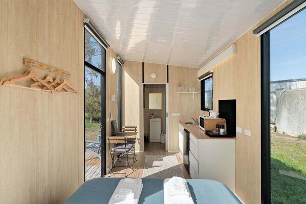 1 bedroom, bed sheets