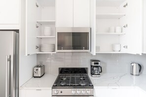 Réfrigérateur, micro-ondes, four, plaque de cuisson