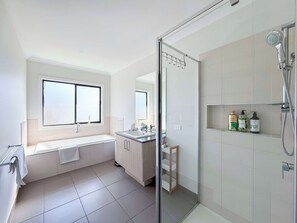 Douche, sèche-cheveux, serviettes fournies
