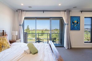 6 Schlafzimmer, Schreibtisch, Bügeleisen/Bügelbrett, WLAN