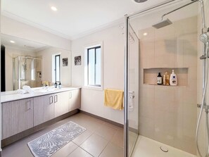 Dusche, Haartrockner, Handtücher, Shampoo