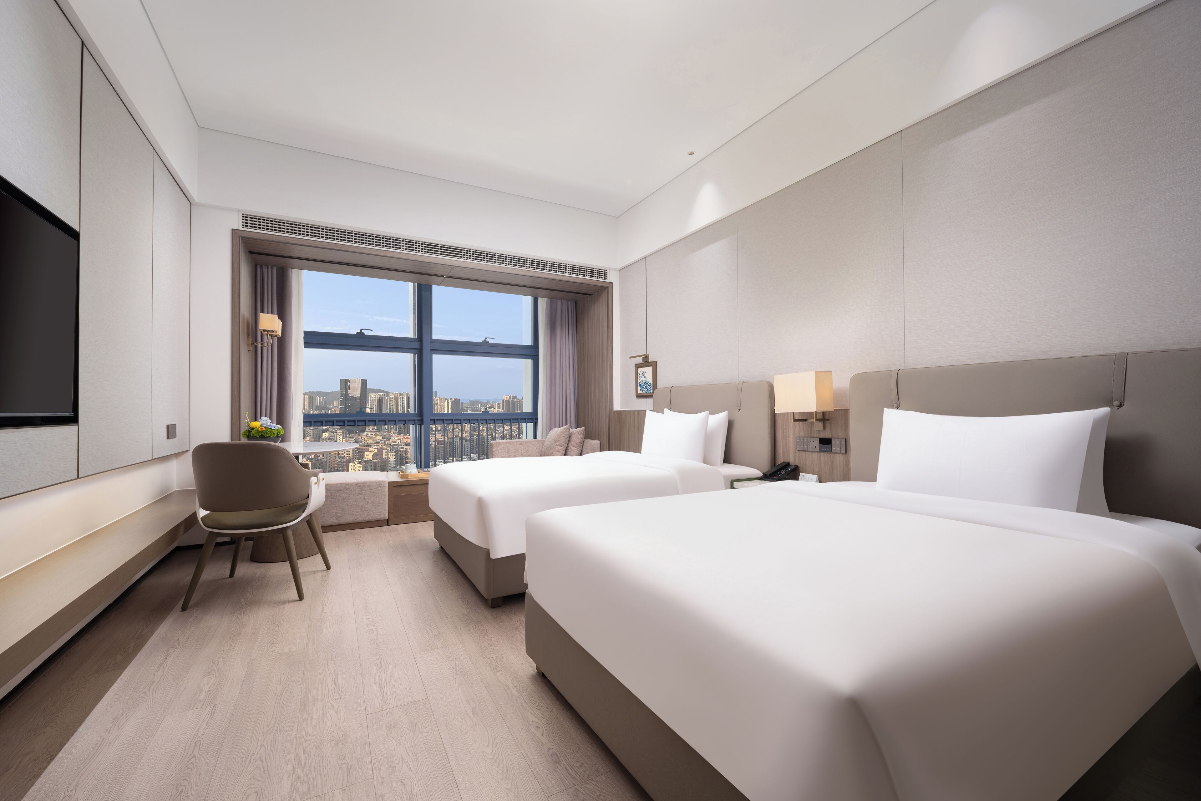 客房内保险箱、办公桌、笔记本电脑工作区、遮光窗帘