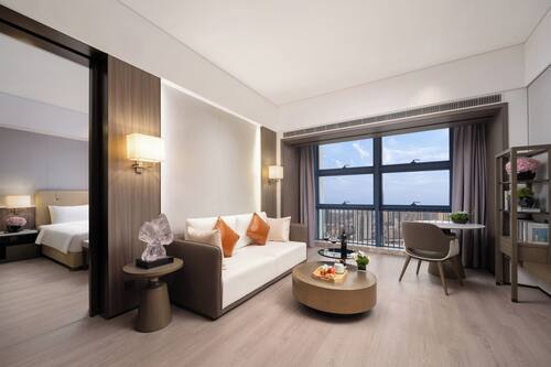 Yiduo Prestige Suite | In-room safe, desk, laptop workspace, blackout drapes