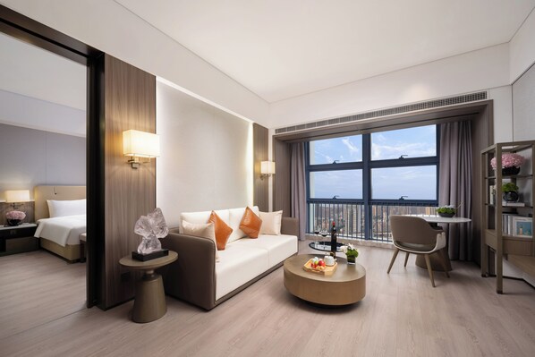 Yiduo Prestige Suite | In-room safe, desk, laptop workspace, blackout curtains - EDDRER HOTEL (Shenzhen)