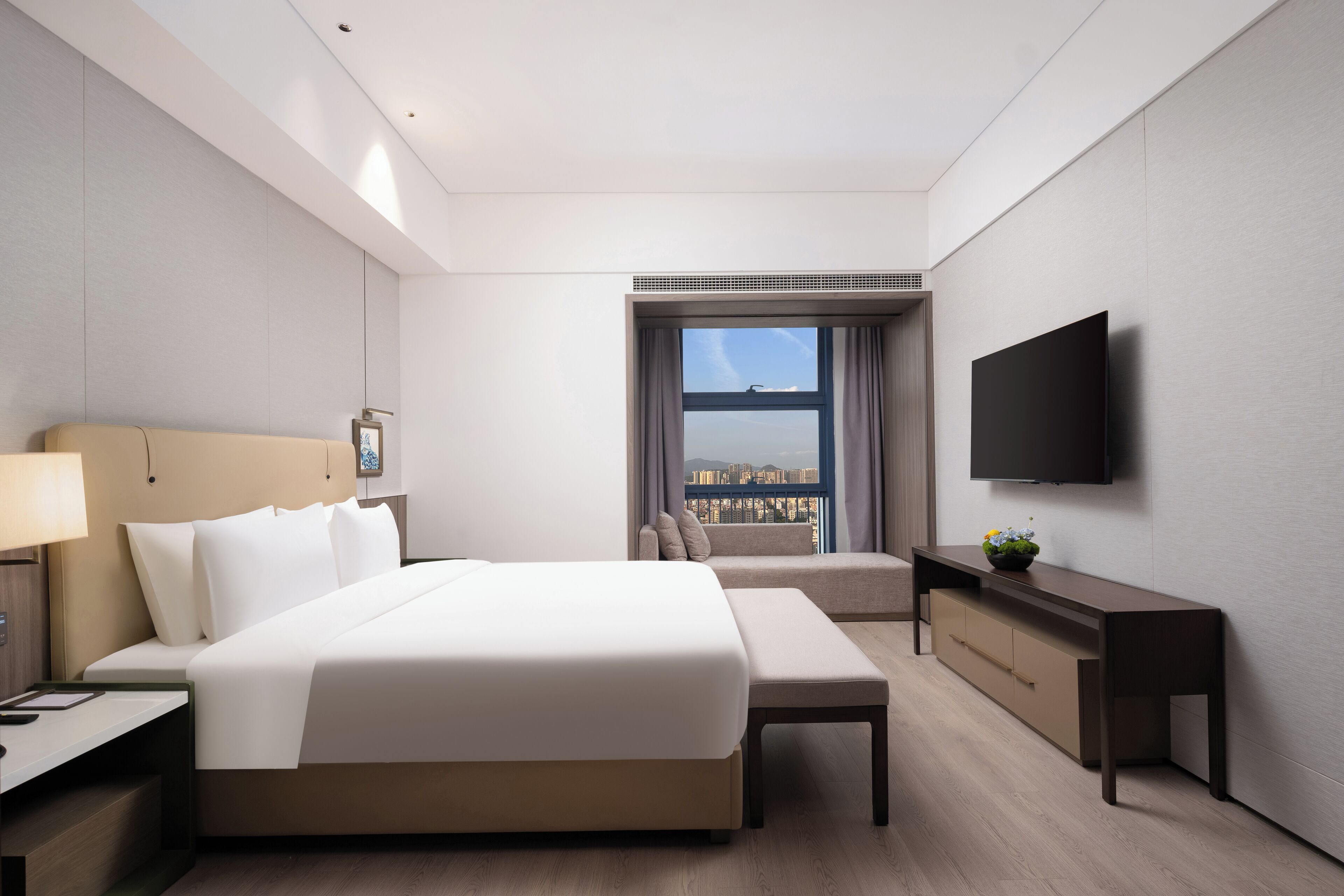 Suite | Brankas, meja kerja, ruang kerja ramah laptop, dan tirai kedap cahaya