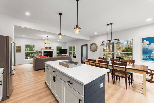 Rare Gordon Beach home, 5br/5.5ba with hot tub!