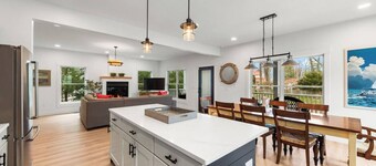 Rare Gordon Beach home, 5br/5.5ba with hot tub!