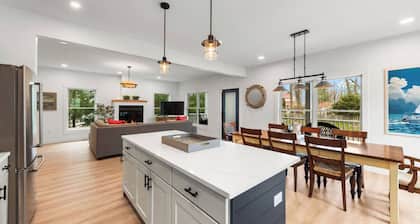 Rare Gordon Beach home, 5br/5.5ba with hot tub!