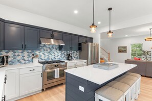 ثلاجة، ميكروويف، فرن، موقد طهي مسطح