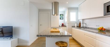 ثلاجة، ميكروويف، فرن، غسالة أطباق