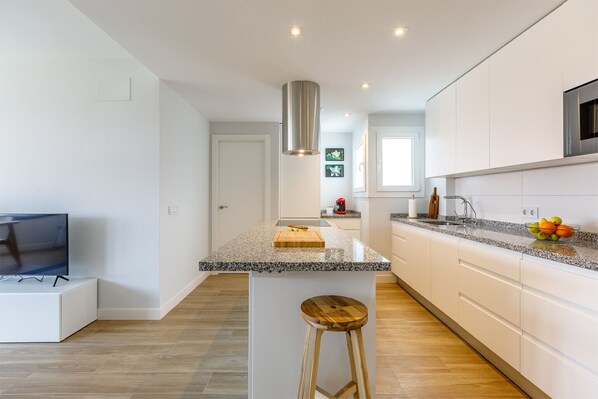 Kühlschrank, Mikrowelle, Ofen, Geschirrspüler