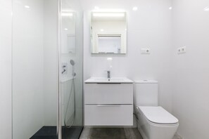シャワー、ヘアドライヤー、タオル