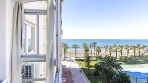 A balcony with a view of the beach and palm trees. - A&N Algarrobo Beach 5 (Algarrobo Costa)