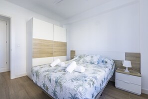 1 habitación, tabla de planchar con plancha y ropa de cama 