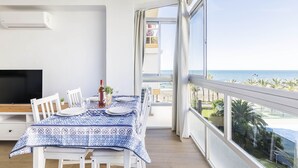 A balcony with a dining table set for two, overlooking a beach. - A&N Algarrobo Beach 5 (Algarrobo Costa)