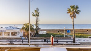 A coastal view with a beach, palm trees, and a building labeled 'REOCAS' and 'SEIDURIA'.