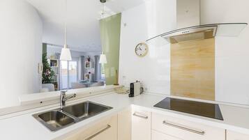 Fridge, microwave, oven, coffee/tea maker