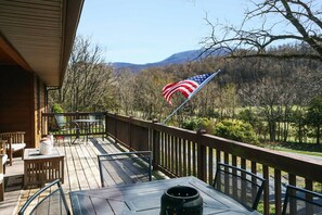 Outdoor dining - Mountain Cabin w Hot Tub, Deck, Grill & Fire Pit (Stanley)