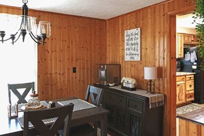 Dining - Mountain Cabin w Hot Tub, Deck, Grill & Fire Pit (Stanley)