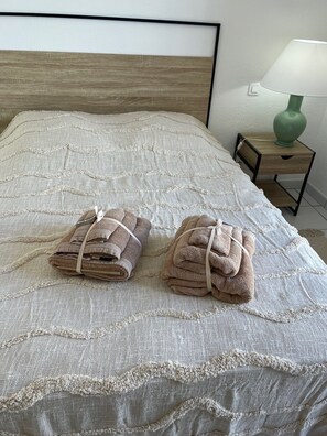 2 bedrooms, iron/ironing board, WiFi