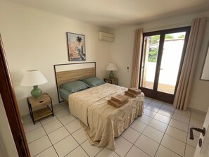 2 bedrooms, iron/ironing board, WiFi