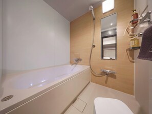 Een haardroger, handdoeken