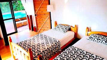 3 bedrooms, desk, iron/ironing board, free WiFi