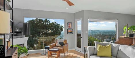 Televisión, chimenea y oficina