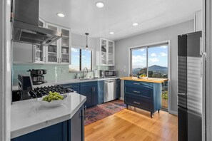 冷蔵庫、電子レンジ、オーブン、コンロ