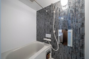 Hårføner og håndklær