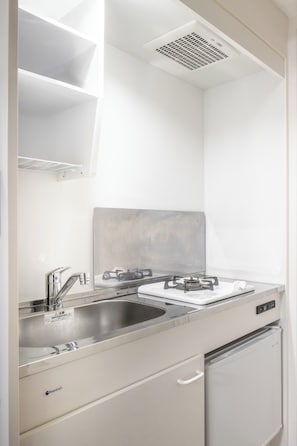 Fridge, microwave, stovetop, cookware/dishes/utensils